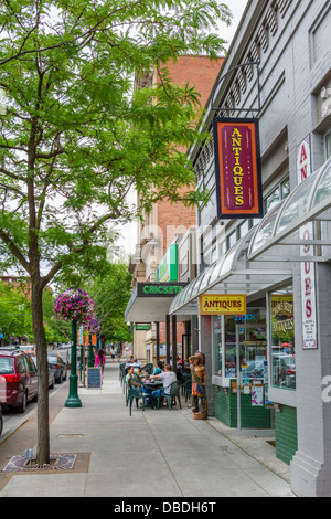 Cafe e negozi su Sherman Avenue nel centro di Coeur d'Alene, Idaho, Stati Uniti d'America Foto Stock