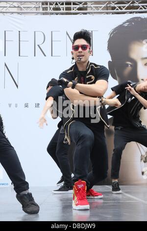 VanNess Wu ha rilasciato il suo nuovo album e tenere una firma corte in Taipei,Cina domenica Luglio 28,2013. Foto Stock