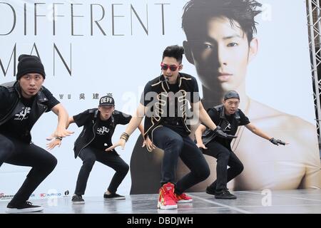 VanNess Wu ha rilasciato il suo nuovo album e tenere una firma corte in Taipei,Cina domenica Luglio 28,2013. Foto Stock