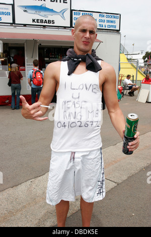 Uomo con un messaggio scritto sul suo vest al Big Day Out Festival 2006, Sydney Showgrounds, Australia Foto Stock