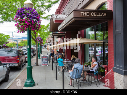 Cafe e negozi su Sherman Avenue nel centro di Coeur d'Alene, Idaho, Stati Uniti d'America Foto Stock