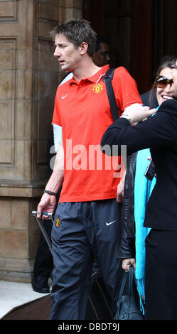 Edwin van der sar il Manchester United e il team di gestione lasciare il loro hotel di Londra dopo essere stato battuto dal FC Barcelona nella finale di Champions League (28maggio11) Londra, Inghilterra - 29.05.11 Foto Stock