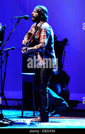 Ray LaMontagne esegue presso la Massey Hall. Toronto, Canada - 30.5.11 Foto Stock