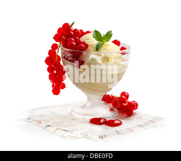 Gelato alla vaniglia con ribes rosso su sfondo bianco Foto Stock