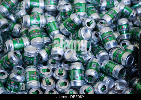 Tante vuote di lattine di birra Heineken brand Foto Stock