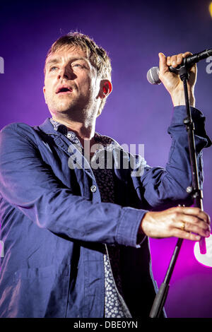 Milano Italia. Il 28 luglio 2013. Il British rock band BLUR esegue live all Ippodromo del galoppo durante la 'Città Sana Festival' Credito: Rodolfo Sassano/Alamy Live News Foto Stock