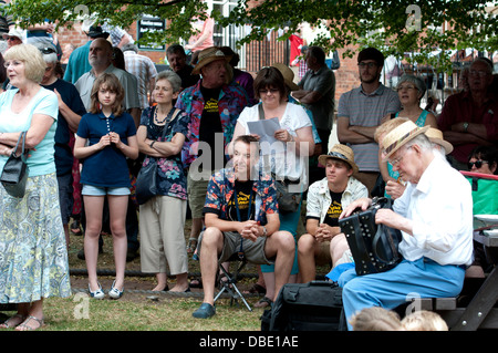 Le persone a un ukulele festival la visione di una performance Foto Stock