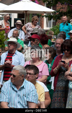Le persone a un ukulele festival la visione di una performance Foto Stock