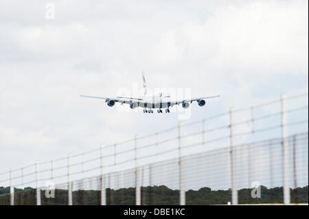 L'aeroporto di Stansted, Londra, Regno Unito. Il 29 luglio 2013. Un British Airways Airbus A380 jet del passeggero atterra all'Aeroporto di Stansted per la prima volta come parte di un lungo programma di formazione. Un gran numero di appassionati di aerei ha partecipato anche alla recinzione perimetrale a testimoniare l'atterraggio. Il piano è dovuta a decollare nuovamente a 0800 domani mattina ( 30 luglio). Credito: Allsorts Stock Photo/Alamy Live News Foto Stock