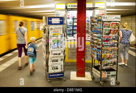 I giornali sono offerti a un piccolo negozio (kiosk) in metropolitana a Berlino, Germania, 24 luglio 2013. In base alle indagini e analisi dei media, meno la gente compra stampato quotidiani. Foto: Ole Spata Foto Stock