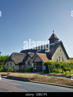 St Agnes (la) con tetto di paglia di Chiesa, Baia di acqua dolce, Isle of Wight, Hampshire, Inghilterra Foto Stock