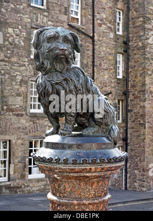 Skye Terrier Greyfriars Bobby statua sull'angolo della fila Candlemakers e re George IV Bridge a Edimburgo in Scozia Foto Stock