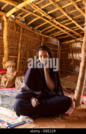 All'interno di Tuareg tenda realizzata da stuoie tessute con il capo villaggio nella casa di sua figlia sposata e suo marito ne Mali Foto Stock