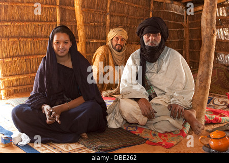 All'interno di Tuareg tenda realizzata da stuoie tessute con il capo villaggio nella casa di sua figlia sposata e suo marito ne Mali Foto Stock