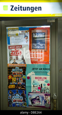 Il lettering "quotidiani" è riportato sopra la porta di un piccolo negozio (kiosk) di Berlino, Germania, 24 luglio 2013. In base alle indagini e analisi dei media, meno la gente compra stampato quotidiani. Foto: Ole Spata Foto Stock