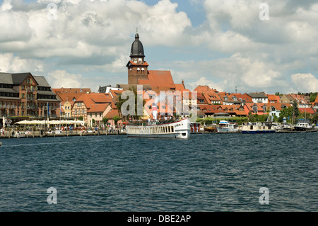 Imbarcazione turistica " Europa " insufflando vapore fischio pur lasciando Waren Müritz, Germania. Foto Stock