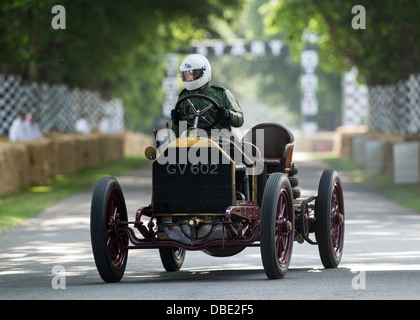 Chichester, Regno Unito - Luglio 2013: 1903 Mercedes 60hp passa il muro di pietra focaia in azione al Festival di Goodwood di velocità 2013 Foto Stock