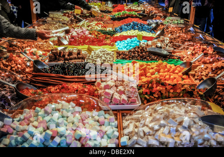 Colorata selezione di 'pick e mix di prodotti dolciari in vendita presso un mercato all'aperto. Foto Stock