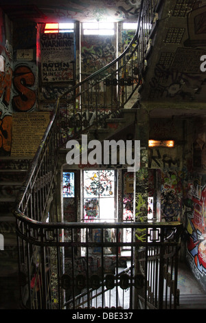 Scala all'interno di Kunsthaus Tacheles / Art House Tacheles, Berlino Foto Stock