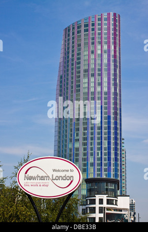 Benvenuto a Newham Londra segno di fronte alto sviluppo in Stratford Foto Stock