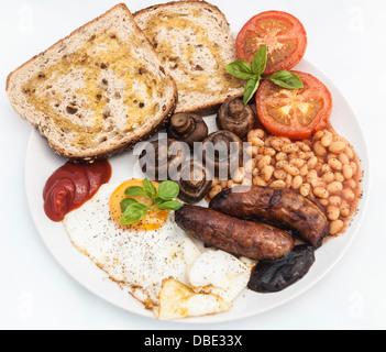 Un tradizionale inglese con cibi cotti fry-up su una piastra isolata su uno sfondo bianco. Foto Stock