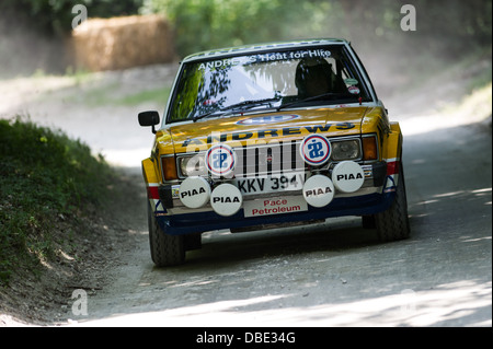 Chichester, Regno Unito - Luglio 2013: Talbot Sunbeam Lotus in azione sulla tappa di rally al Festival di Goodwood di velocità sulla luglio 13, 2013 Foto Stock