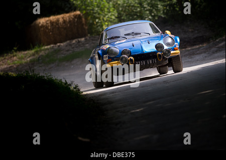 Chichester, Regno Unito - Luglio 2013: Alpine-Renault A110 in azione sulla tappa di rally al Festival di Goodwood di velocità sulla luglio 14, 2013. Foto Stock
