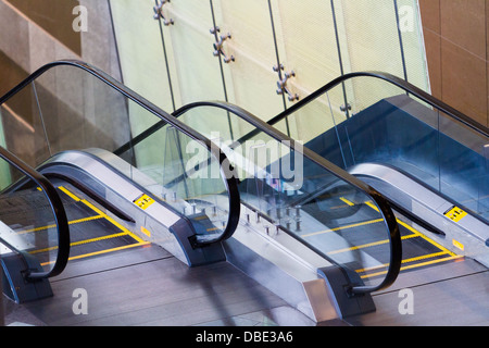 Escalator in un edificio moderno. Foto Stock