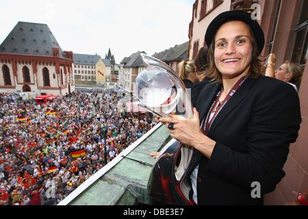 Il portiere Nadine Angerer di Germania solleva il trofeo femminile UEFA EURO 2013 sul balcone del Roemer sulla luglio 29, 2013 in Frankfurt am Main, Germania. Foto: Christof Koepsel/dpa Foto Stock