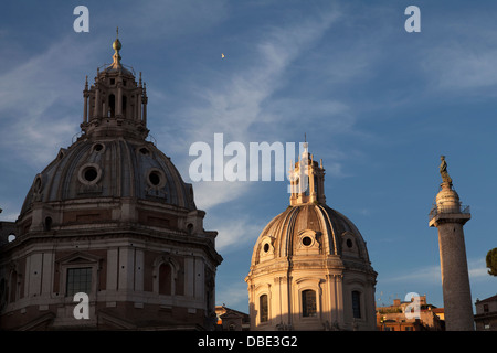 Colonna di Traiano e la chiesa di Santa Maria di Loreto, entrambi situati nel Foro di Traiano, Roma. Foto Stock