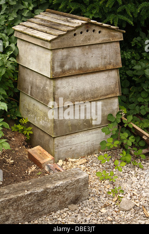 Alveare in legno una casa per le api che impollinare locale alberi e fiori mentre la produzione di miele che viene raccolto dall'apicoltore Foto Stock