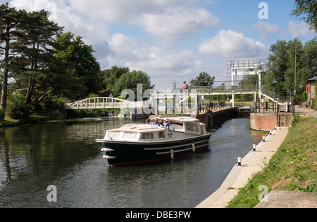 Crociera lungo il fiume Jade lasciando esche Bite Lock e voce a valle lungo il fiume Cam Milton Cambridgeshire Inghilterra Foto Stock