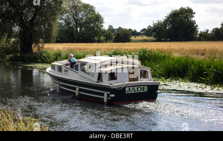 Crociera lungo il fiume Jade voce a valle lungo il fiume Cam Milton Cambridgeshire Inghilterra Foto Stock