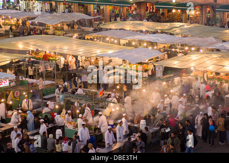 Vista sulla vivace alfresco chioschi in Djemaa el Fna al crepuscolo, Marrakech, Marocco Foto Stock