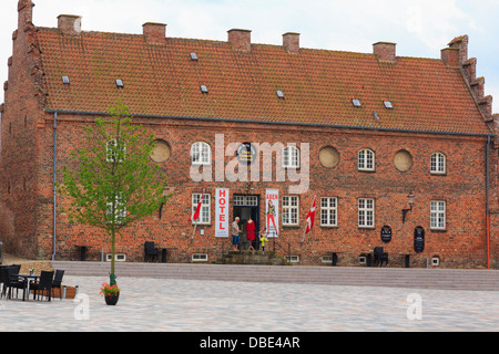 Den Gamle arresto Hotel situato nella vecchia Jailhouse ex celle convertite in camere da letto. Torvet, Ribe, Jutland, Danimarca Foto Stock