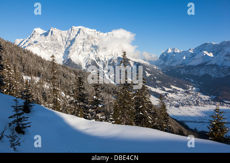 Austria, Tirolo, Ehrwald. Montagne del Wetterstein con Mt. Zugspitze vista da ovest, il Mieminger gamma sulla destra. Foto Stock