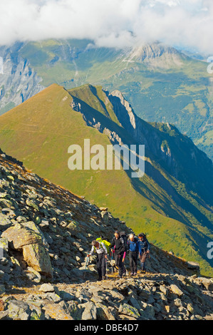 Gli escursionisti al di sopra della valle di Chamonix Mont Blanc, Francia, Europa Foto Stock