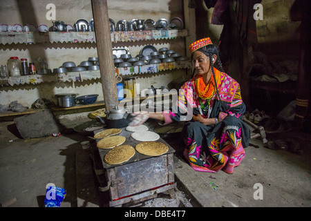 Kalash donna prepara la colazione in casa sua Balanguru, Rumbur Valley, biglietto, Khyber-Pakhtunkhwa, Pakistan Foto Stock