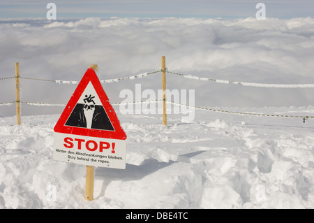 Il segnale di arresto di segnalazione di un pericoloso calo appena fuori dell'osservatorio Sphinx, sulla parte superiore del misuratore di 3571 (11 716 piedi) Sphinx picco, Jungfraujoch, Alpi Bernesi, vicino a Grindelwald, Svizzera Foto Stock