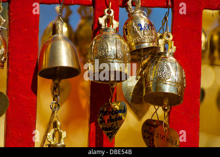 Preghiera di campane a Wat Phrathat Doi Suthep Temple vicino a Chiang Mai, Thailandia Foto Stock
