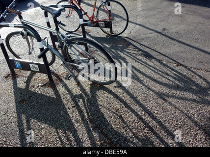 Bici attaccata al ciclo di una cremagliera nella parte sud di Londra Foto Stock