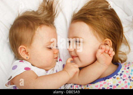 I fratelli coccole a letto Foto Stock