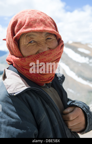 Lavoratore di sesso femminile con una sciarpa che copre il volto, lavorando su una strada-pista sull'autostrada Leh-Manali, (Ladakh) Jammu e Kashmir India Foto Stock