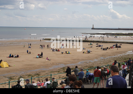 Gli spettatori sulla spiaggia in occasione del venticinquesimo anniversario Airshow di Sunderland. Foto Stock