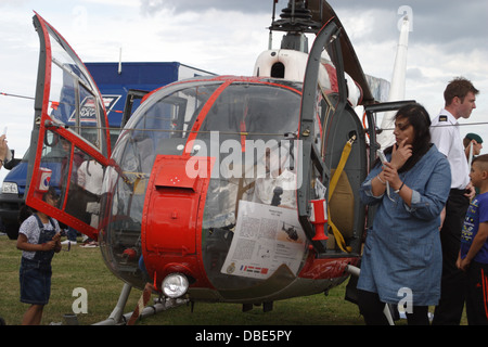 I membri del pubblico di esaminare un Westland Gazelle elicottero in occasione del venticinquesimo anniversario Airshow di Sunderland. Foto Stock