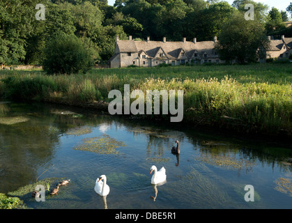 Bibury il classico villaggio Costwold nel centro del Regno Unito Foto Stock