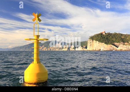 Flottante boa gialla sulla costa mediterranea di fronte a Portovenere, la spezia, Italia Foto Stock