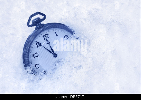 Orologio da tasca in snow, Felice Anno Nuovo biglietto di auguri Foto Stock