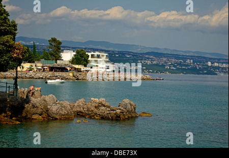 Piccola spiaggia sulla riviera croata Opatija Istria Foto Stock