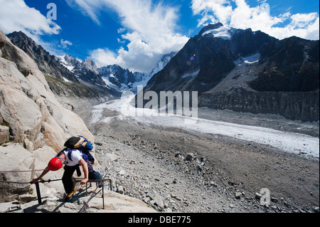 Scale su una roccia sopra Mer de Glace, Mont Blanc range, Chamonix, Francia, Europa Foto Stock